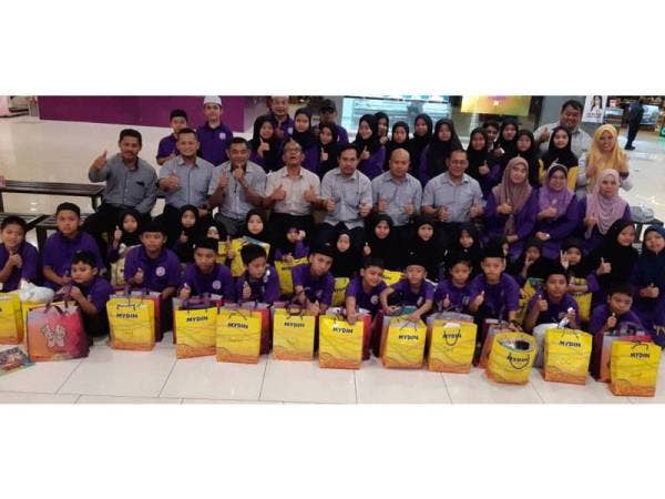 Jawatankuasa Kesatuan Pekerja-Pekerja Perusahaan Kumpulan UMW bergambar bersama penerima sumbangan program CSR yang diadakan baru-baru ini.