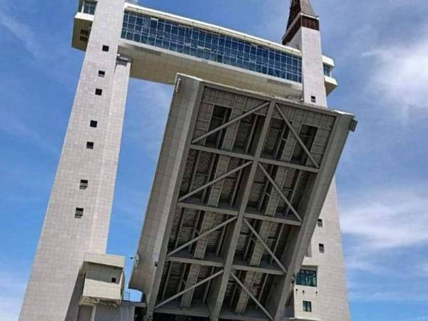 Keadaan daun jambatan atau bascule yang sedang diangkat yang dirakam daripada jarak dekat. - Foto Terengganu Drawbridge