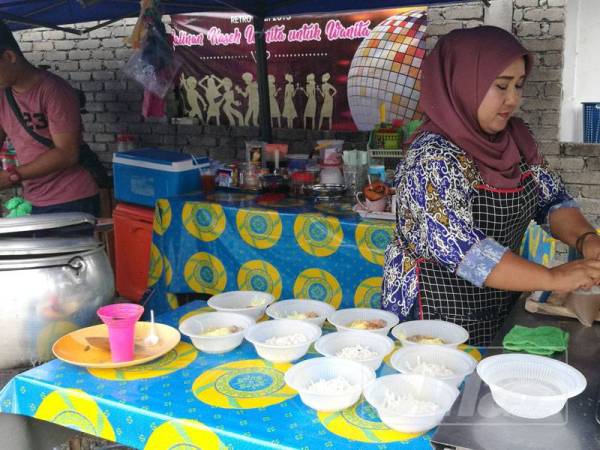 Ananita menyediakan tempahan pelanggan.