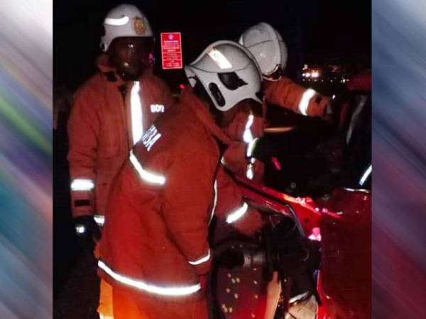 Anggota bomba terpaksa melakukan kerja-kerja pemotongan kenderaan bagi mengeluarkan dua mangsa yang tersepit di di bahagian tempat duduk hadapan.