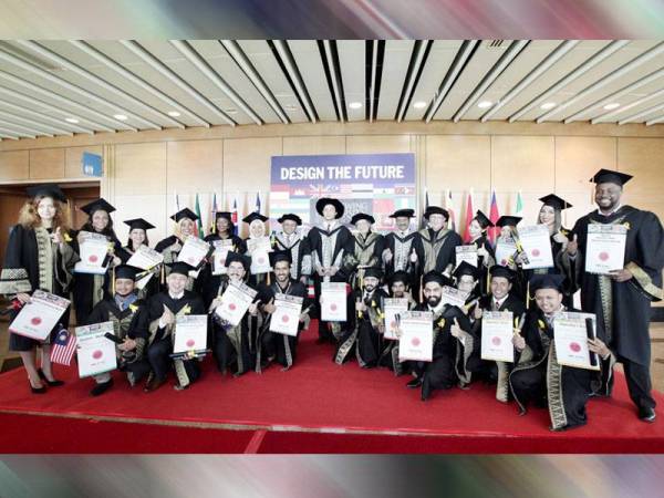Para graduasi yang menerima Anugerah Kecemerlangan bergambar bersama Kok Wing (berdiri, tujuh dari kanan) selepas istiadat konvokesyen universiti itu di Putrajaya semalam.