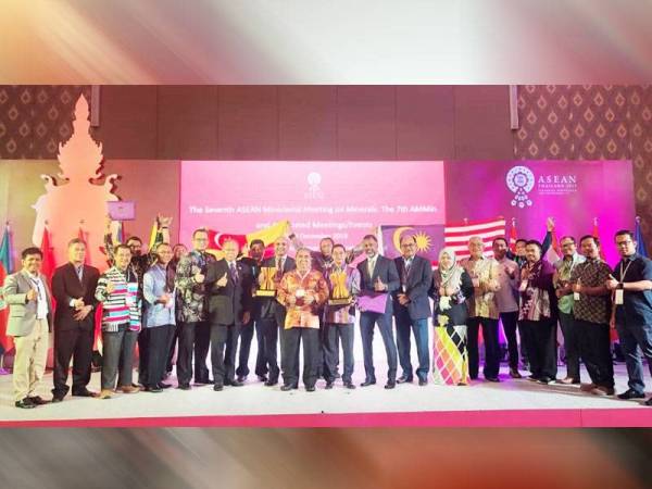 Sebahagian pemenang bergambar kenangan ketika ASEAN Mineral Awards kali ke-2 di Bangkok, Thailand pada minggu lalu.