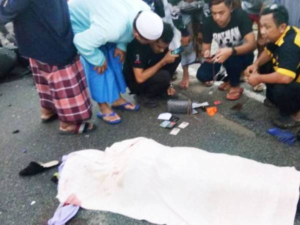 Orang ramai membantu mendapatkan butiran peribadi mangsa semasa kejadian.