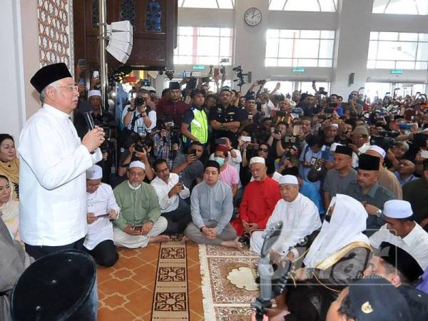 Najib melafazkan Sumpah Mubahalah di Masjid Jamek Kampong Bharu, sebentar tadi. -Foto Sinar Harian ROSLI TALIB