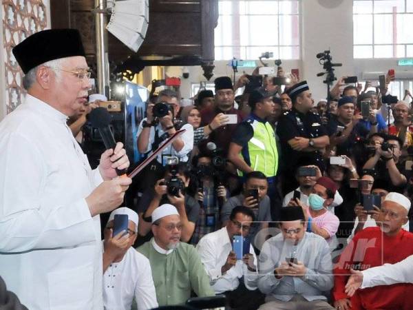 Najib melafazkan Sumpah Mubahalah di Masjid Jamek Kampong Bharu, sebentar tadi. -Foto Sinar Harian ROSLI TALIB
