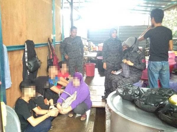 Sebahagian pekerja warga asing ditahan untuk pemeriksaan. - Foto Ihsan Imigresen Terengganu