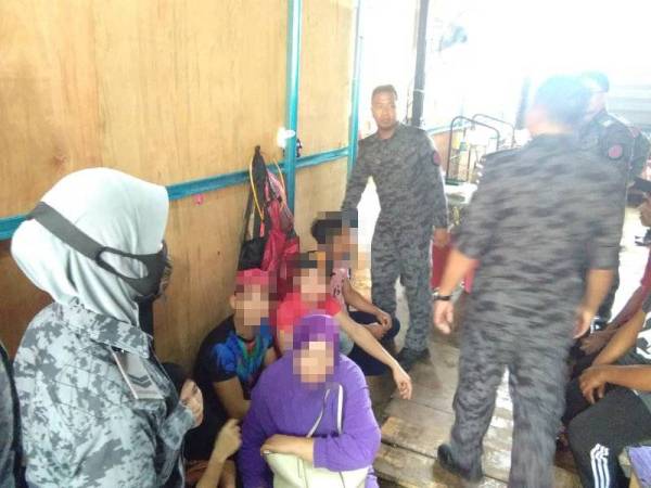 Sebahagian pekerja warga asing ditahan untuk pemeriksaan. - Foto Ihsan Imigresen Terengganu
