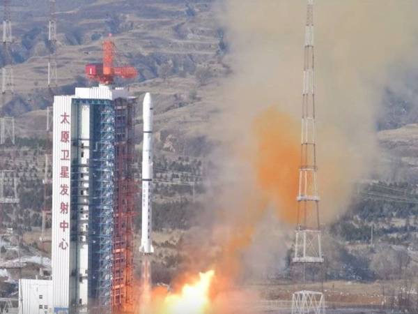 Roket China membawa satelit Ethiopia dilancarkan di Pusat Pelancaran Satelit di wilayah Shanxi hari ini. - Foto Agensi
