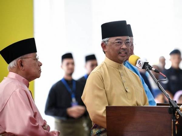 Al-Sultan Abdullah berkenan menyampaikan Titah Diraja pada Majlis Perasmian Masjid Al-Bukhary Pulau Pinang di Bandar Sri Pinang hari ini. - Foto Bernama