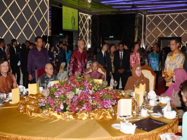 Al-Sultan Abdullah dan Tunku Azizah berkenan berangkat pada Majlis Santapan Bersama Rakyat Berbilang Kaum di The Top, Komtar malam ini. - Foto Bernama