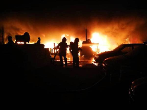 Anggota bomba dan penyelamat giat memadamkan kebakaran.