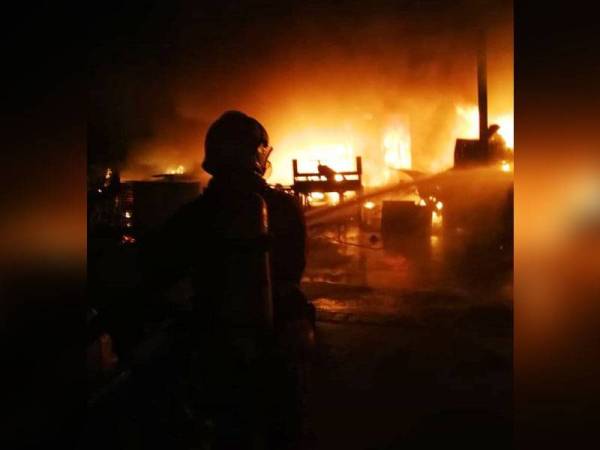 Stor menjual kereta terpakai musnah dalam kebakaran.