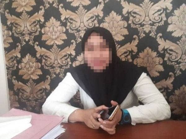 Bripka Isyana memukul suaminya sehingga tersungkur hingga menyebabkan kepala terhantuk di bucu meja dan terjatuh ke lantai.