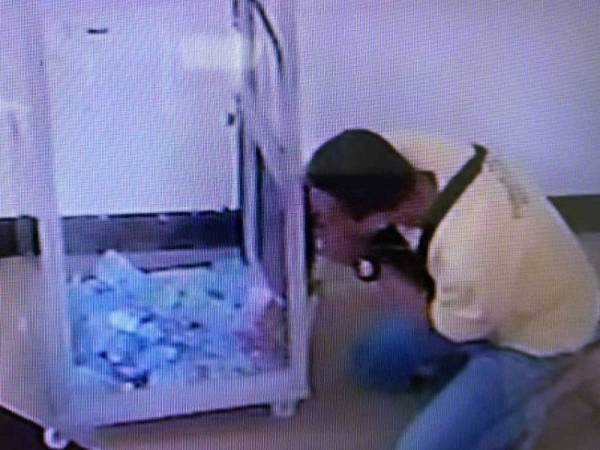 Kejadian pecah tabung disedari apabila tabung lutsinar di ruangan solat wanita hilang.