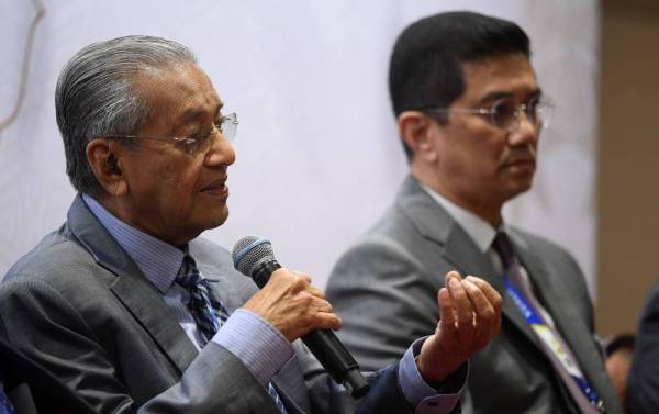 Dr Mahathir ketika sidang media pada Majlis Penutupan Sidang Kemuncak Kuala Lumpur di Pusat Konvensyen Kuala Lumpur hari ini. - Foto: Bernama