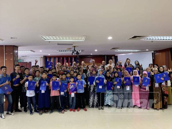 Anak-anak PDRM Kelantan yang menyertai kem motivasi bergambar kenangan bersama Hasanuddin dan Abdullah di Ibu Pejabat Polis Kontinjen Kelantan.