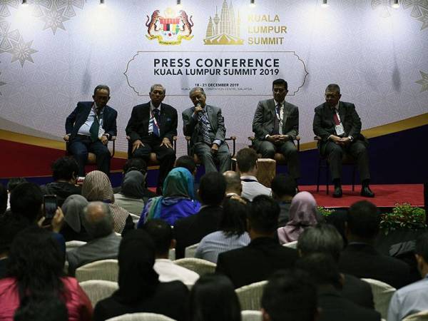Dr Mahathir bercakap pada sidang media Sidang Kemuncak Kuala Lumpur di Pusat Konvensyen Kuala Lumpur di sini hari ini. - Foto Bernama