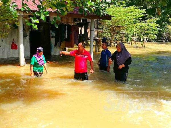 Air mula melimpahi kawasan kampung dengan cepat.