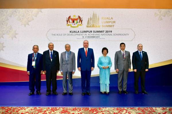 Sultan Nazrin (tengah) bergambar pada Majlis Penutup Sidang Kemuncak KL 2019 di Pusat Konvensyen Kuala Lumpur di sini hari ini.