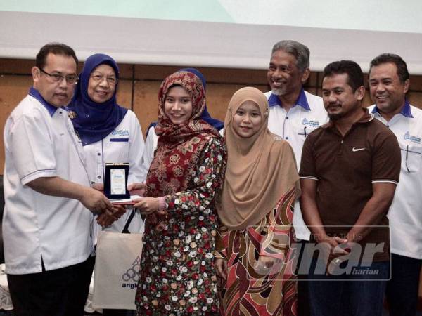 Presiden Angkasa, Datuk Abdul Fattah Abdullah bersama Naib Presiden Angkasa, Profesor Madya Datuk Mohamad Ali Hasan (kiri) menyampaikan plak dan sijil penghargaan kepada Maryam Sofiah pada majlis di Klana Jaya di sini hari ini. - FOTO ZAHID IZZANI