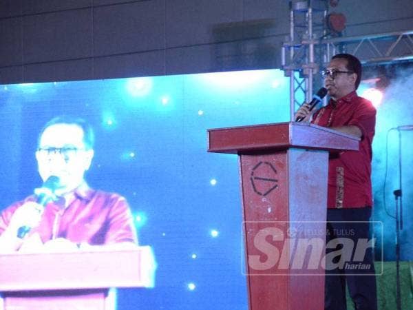 Zainol Fadzi mewakili Menteri Besar Perak.