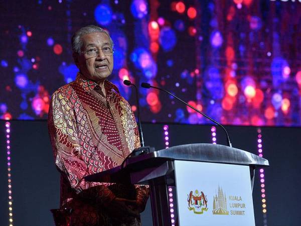 Dr Mahathir menyampaikan ucapannya pada Majlis Makan Malam Penghargaan bagi meraikan lebih 1,000 petugas pada Sidang Kemuncak KL 2019 yang berakhir hari ini. - Foto: Bernama
