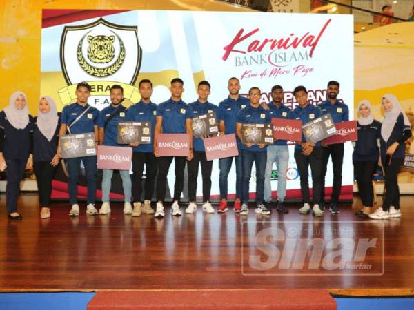 Wan Siti Hajar menyampaikan cenderahati tanda penghargaan kepada pengurusan Pasukan Bola Sepak Perak.