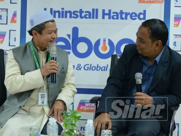 Abdul Munim (kiri) pada program Reboot Harmony Talk Series: Soul Of Compassion yang dikendalikan Coach Ridz (kanan) di Kumpulan Media Karangkraf di sini semalam. - FOTO MOHD IZARI ROSLI