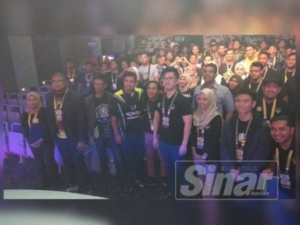 Chuan How (hadapan, empat dari kanan) bersama peserta kejohanan ketika merasmikan Kejohanan Esports Utara Malaysia di MAPS Theatre, Taman Tema Studio Animasi (MAPS), Bandar Meru Raya hari ini.