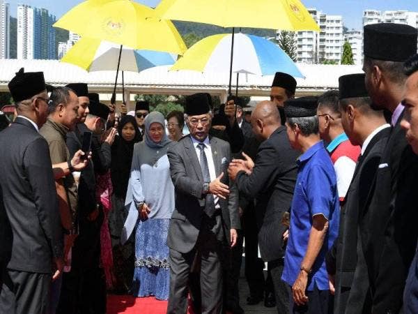 Al-Sultan Abdullah dan Tunku Azizah ketika berangkat pulang di Lapangan Terbang Antarabangsa Pulau Pinang (LTAPP) Bayan Lepas di sini hari setelah membuat lawatan rasmi tiga hari ke Pulau Pinang. - Foto Bernama