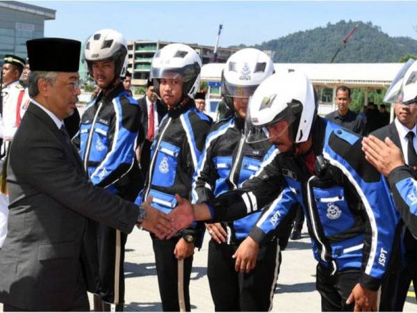 Al-Sultan Abdullah berkenan bersalaman dengan anggota-anggota polis pengiring sepanjang lawatan baginda ke Pulau Pinang. - Foto Bernama
