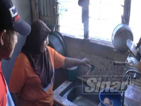 Che Wa termenung mengenangkan dirinya yang tidak mampu mengangkut air.