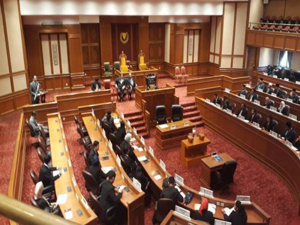 Mohd Asmirul (kiri) merasmikan Pembukaan Sidang Dun Belia di Dewan Undangan Negeri (DUN) Kedah, Wisma Darul Aman hari ini.