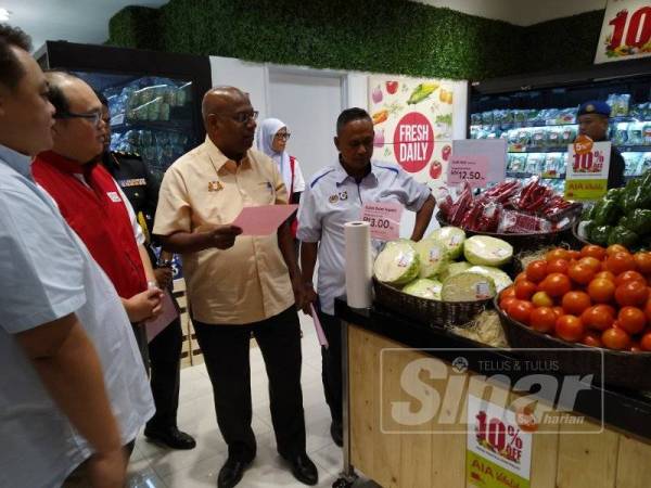 Dr S Ramakrishnan ( dua dari kanan) meninjau harga kobis bulat import di sempena Skim Harga Maksimum Musim Perayaan Krimas 2019 di Jaya Gocer, Johor Bahru hari ini.