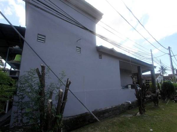 Mohammad Hanif menunjukkan rumahnya yang dibina tidak mempunyai tingkap ketika tinjauan Bernama ke rumahnya di Taman Koperasi, Kangar baru-baru ini. - Foto Bernama
