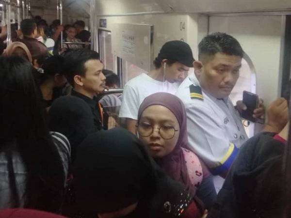 Suasana kesesakan di dalam komuter sektor utara membabitkan laluan Kedah baru-baru ini. - Foto pembaca Sinar Harian.