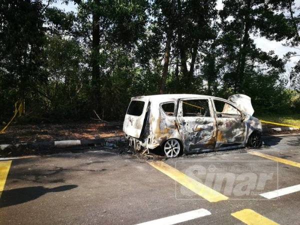 Keadaan kereta yang terbakar hingga menyebabkan pemandunya rentung.