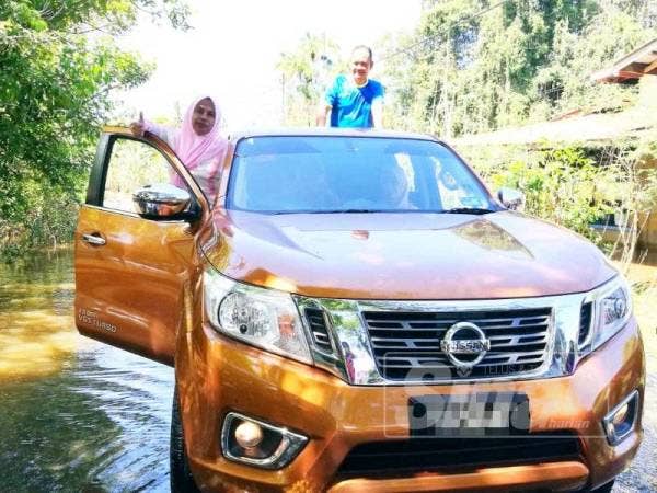 Anita menyembunyikan perasaan takut dengan meredah arus banjir bagi memastikan niat murninya itu terlaksana.