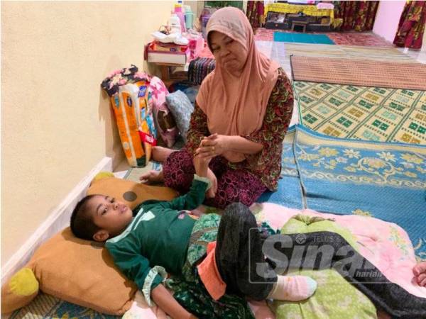 Alya hanya mampu terbaring.