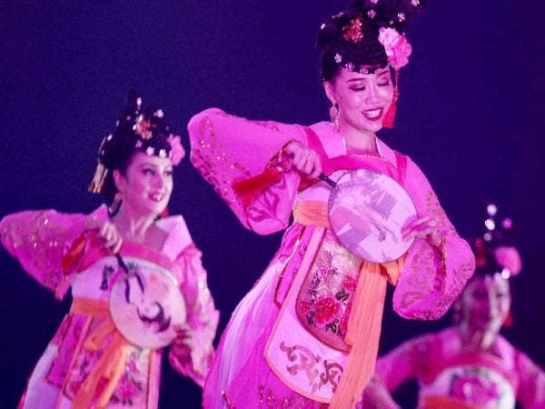 Antara persembahan oleh Kumpulan Xinjiang Song And Dance Ensemble Of Art Theatre yang memukau kira-kira 1,000 penonton di Bangi Avenue Convention Centre (BACC) Sabtu lalu sempena mengakhiri siri jelajah rombongan kebudayaan Uygur Xinjiang, China. - FOTO ZAHID IZZANI