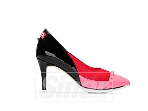 KOMBINASI warna merah jambu dan hitam pada sepatu jenama Cole Haan menyuntik penampilan sofistikated.