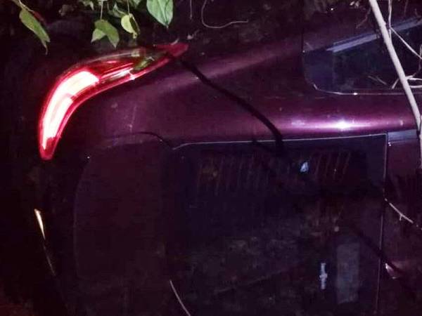 Keadaan kereta mangsa yang terjatuh ke dalam gaung sedalam 4.5 meter di Jalan Besar menghala ke Maran berhampiran sebuah kilang papan Temerloh awal pagi tadi. - Foto Ihsan bomba