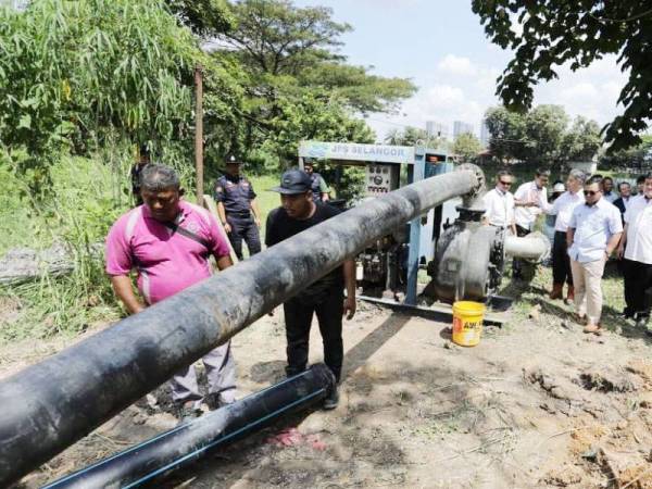 Amirudin (empat dari kanan) meninjau kerja pengepaman di Tasik Idaman Dengkil ke Sungai Semenyih bagi mengatasi pencemaran bau.