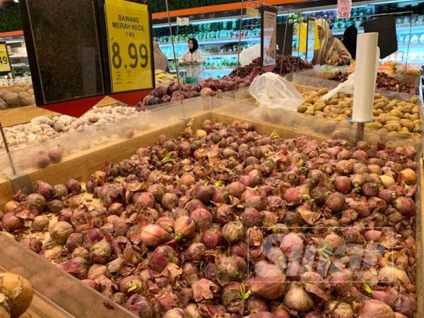 Harga bawang merah di pasar raya kini mula kembali ke harga normal.
