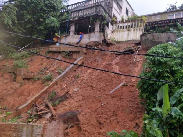 Penghuni sebuah rumah di Jalan Lee Voon Taman Zoo View diarah mengosongkan kediaman berikutan berlaku runtuhan di kawasan cerun berhampiran kawasan itu petang tadi.