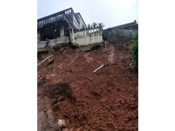 Runtuhan tanah melibatkan kawasan cerun berketinggian 10 meter.