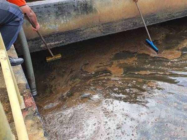 Keadaan loji kumbahan IWK di Bandar Bukit Mahkota yang terjejas teruk akibat pencemaran sisa haram.