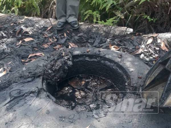 Masalah pencemaran berpunca daripada pembuangan sisa haram seperti minyak hitam, lemak makanan dan sisa industri.