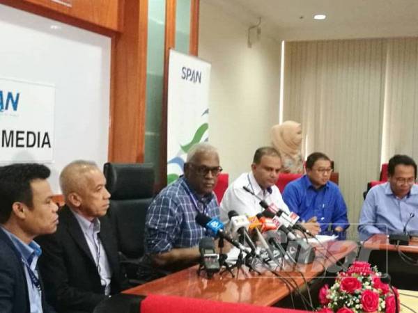 Charles (tiga dari kiri) pada sidang media di ibu pejabat SPAN di Cyberjaya hari ini.