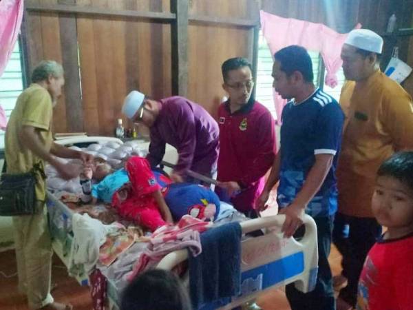 Muhammad Danish Irfan masih belum sembuh sepenuhnya dan hanya minum susu melalui saluran tiub. -Foto ihsan Sahabat Care Dungun